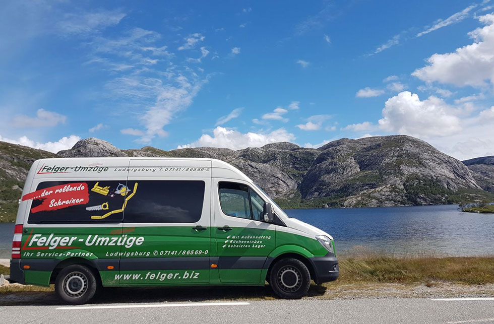 Transporter von Felger GmbH vor einem See mit Bergen im Hintergrund Transporter von Felger GmbH vor einem See mit Bergen im Hintergrund